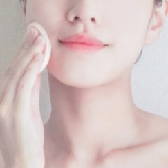 ファンデーションを塗る女性