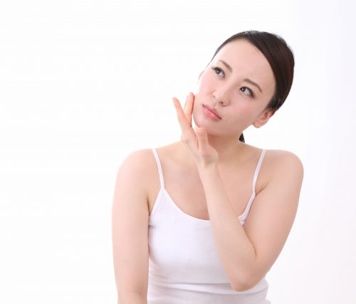 お肌を気にする女性
