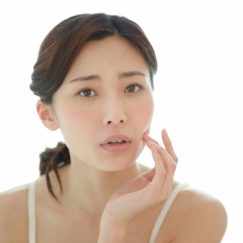 悩む女性