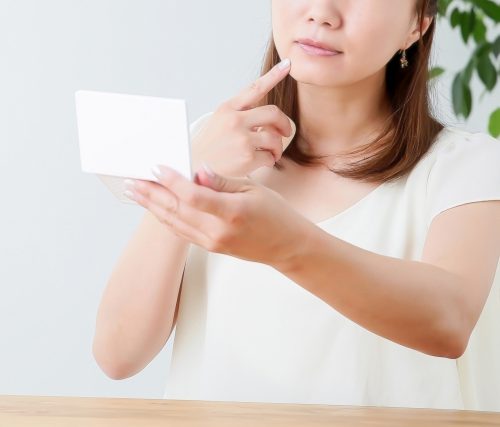 肌トラブルに悩む女性
