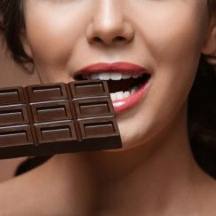 チョコ食べる女性