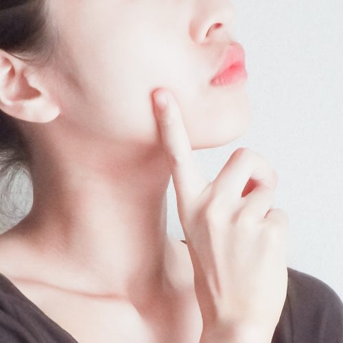 考える女性